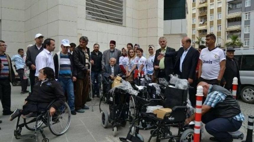 Engellilere Tekerlekli Sandalye Ve Ak&uuml;l&uuml; Araba