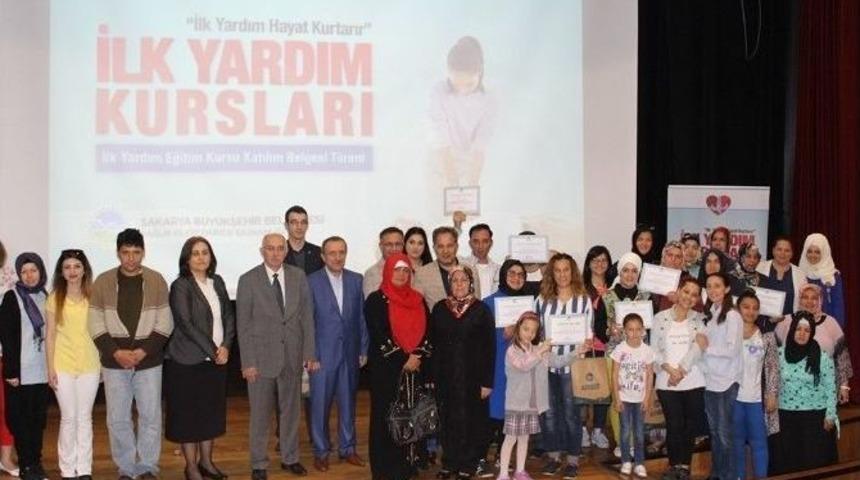 İlk Yardım Hayat Kurtarır Projesi&rsquo;nde Belgeler Dağıtıldı
