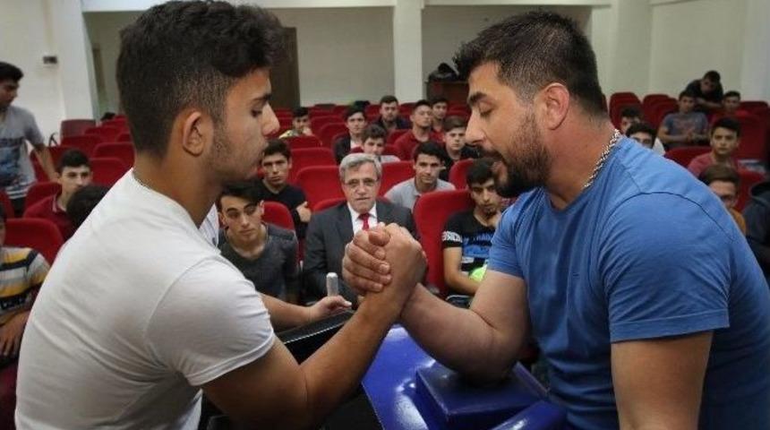 Başkan Akcan Bilek G&uuml;reşi Turnuvasını Yakından Takip Etti