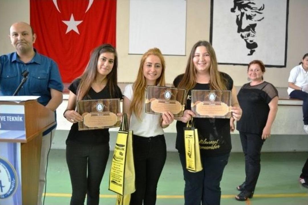 Ayvalık&rsquo;ta Zeytinyağı Farkındalığı İ&ccedil;in Zeytinyağlı Sarma Yarışması Yapıldı