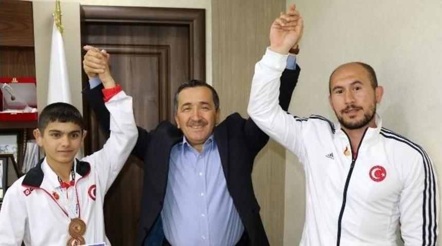 B&uuml;y&uuml;kşehir D&uuml;nya &Uuml;&ccedil;&uuml;nc&uuml;s&uuml; S&ouml;nmez&rsquo;i Altınla &Ouml;d&uuml;llendirdi