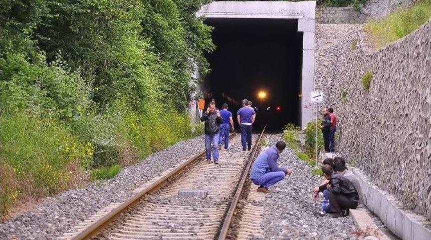 Emekli Maaşını &Ccedil;ekmeye Giderken Trenin Altında Kaldı