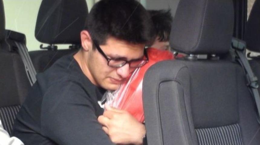 Şehit Polisin Oğlu T&uuml;rk Bayrağına Sarılarak G&ouml;zyaşı D&ouml;kt&uuml;