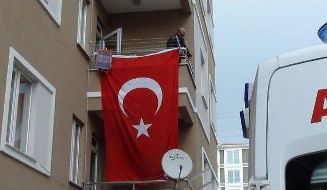 Şehit Polisin Oğlu T&uuml;rk Bayrağına Sarılarak G&ouml;zyaşı D&ouml;kt&uuml; 2