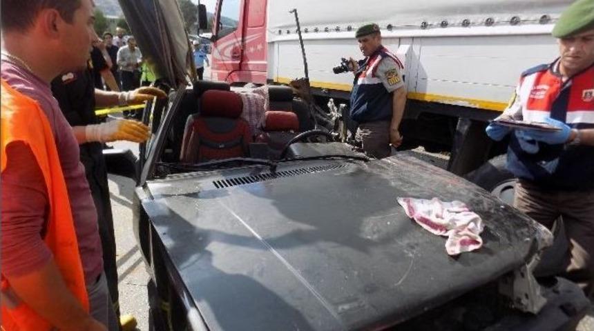 Karacasu&rsquo;da Kaza, Otomobil S&uuml;r&uuml;c&uuml;s&uuml; Sıkıştığı Ara&ccedil;ta Hayatını Kaybetti