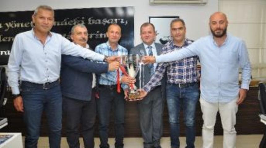 Masterlar Takımı Kazandıkları Kupayı Tso Başkanı&rsquo;na Hediye Etti