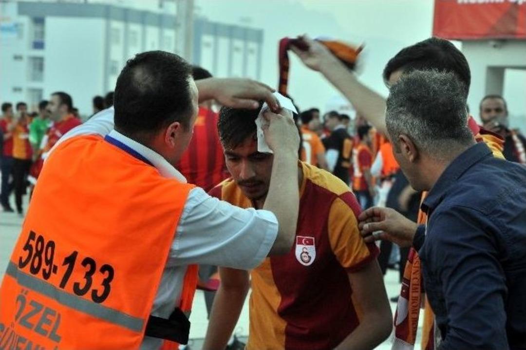 Derbi &Ouml;ncesi &Ccedil;ıkan Arbedede Bir Taraftar Yaralandı