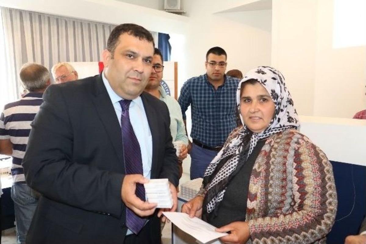 Salihlili &Uuml;reticilere Ana Arı Dağıtıldı