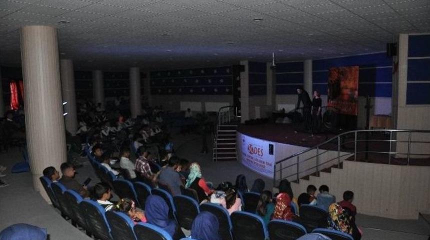 Sincik&rsquo;te &lsquo;mevlana&rsquo; Ve &lsquo;madde Bağımlığı&rsquo; Tiyatro G&ouml;sterileri Sahnelendi