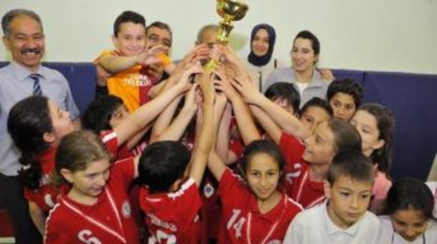 Yarım Elma Geleneksel Sokak Oyunları&rsquo;nda Şampiyonlar Belli Oldu