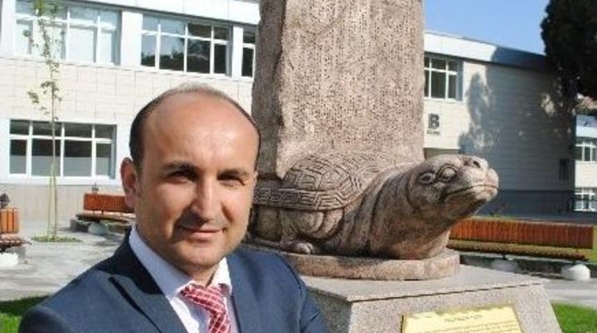 Rekt&ouml;r &Uuml;niversiteye Bilge Kağan Anıtı Diktirdi