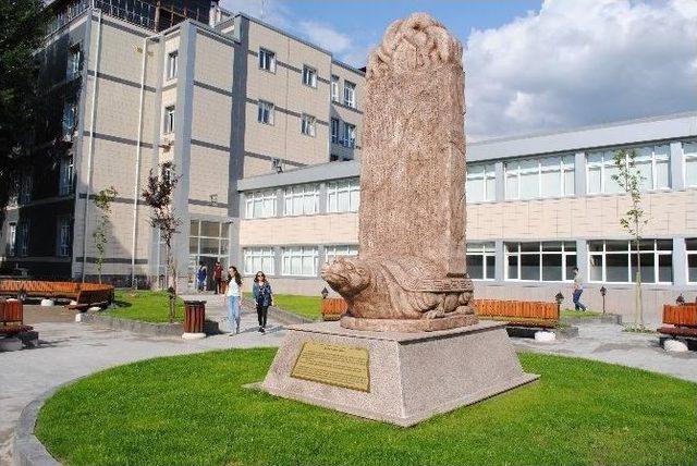 Rektör Üniversiteye Bilge Kağan Anıtı Diktirdi