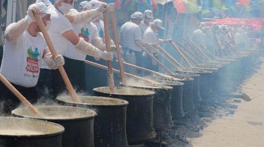 60 Kazan Keşkekle D&uuml;nya Rekoru