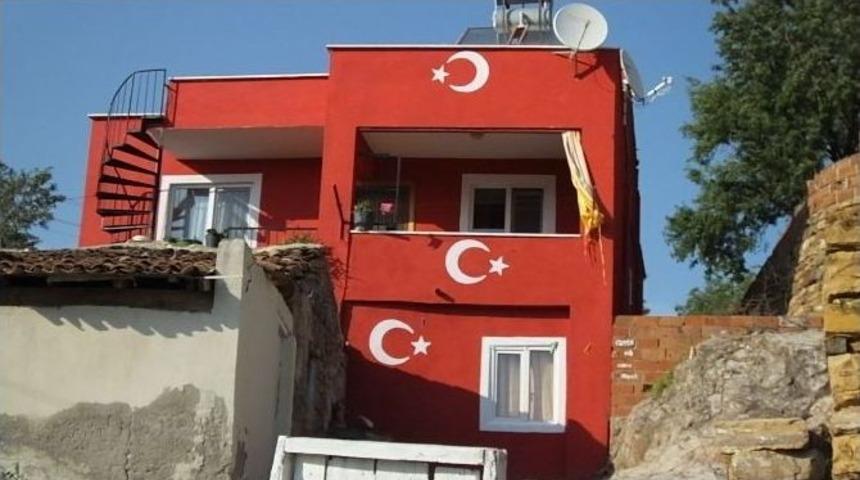 Burhaniye’de Ceyda Hanımın Bayrak Sevgisi