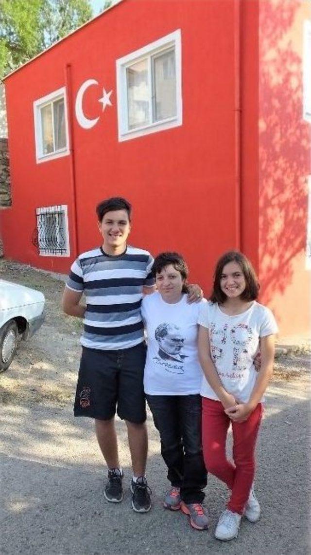 Burhaniye’de Ceyda Hanımın Bayrak Sevgisi 1