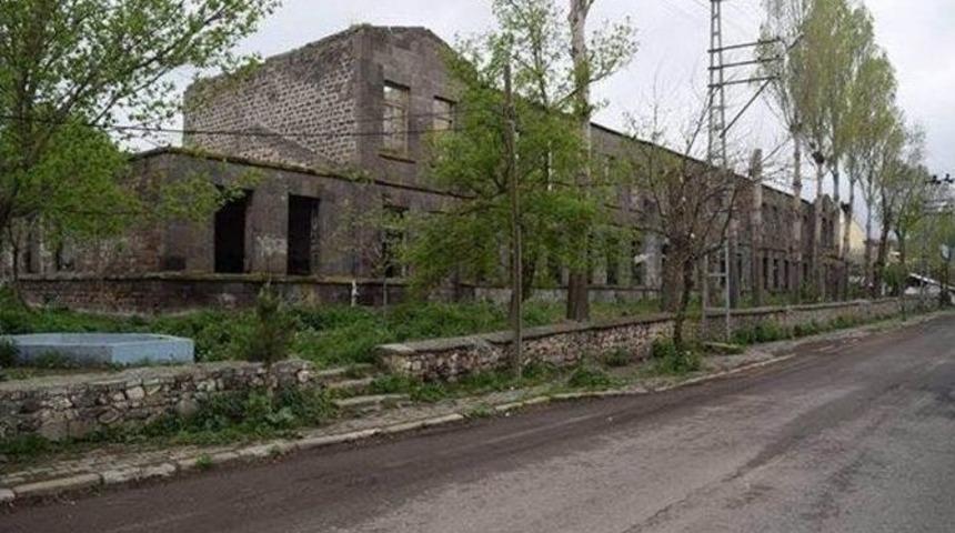 Susuz&rsquo;da Tarihi Kışla, H&uuml;k&uuml;met Konağı Olacak