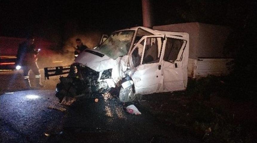 Tır İle Kamyonet &Ccedil;arpıştı