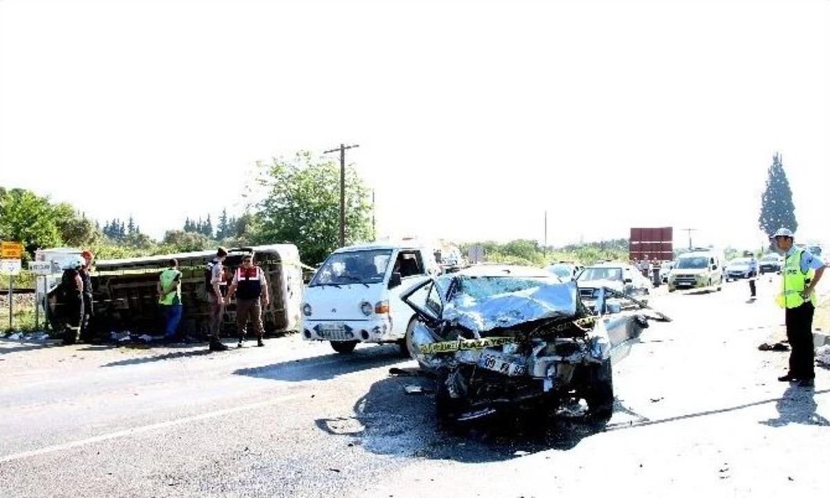 &Ouml;ğrenci Servisi Otomobille &Ccedil;arpıştı: 2 &Ouml;l&uuml;, 14 Yaralı