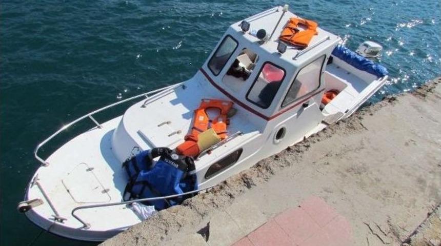 Sahil G&uuml;venliği G&ouml;ren İnsan Ka&ccedil;ak&ccedil;ısı Denize Atlayıp Ka&ccedil;tı