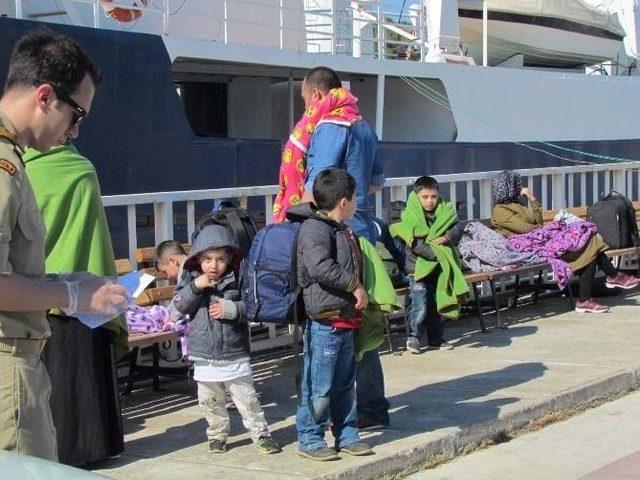 Sahil Güvenliği Gören İnsan Kaçakçısı Denize Atlayıp Kaçtı