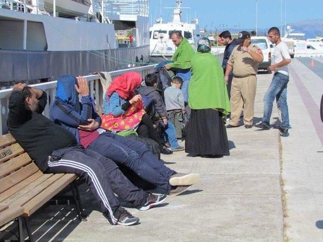 Sahil Güvenliği Gören İnsan Kaçakçısı Denize Atlayıp Kaçtı