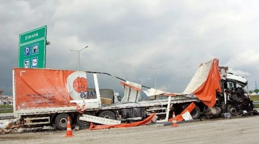 Hurdaya D&ouml;nen Ara&ccedil;tan Burnu Kanamadan Kurtuldu
