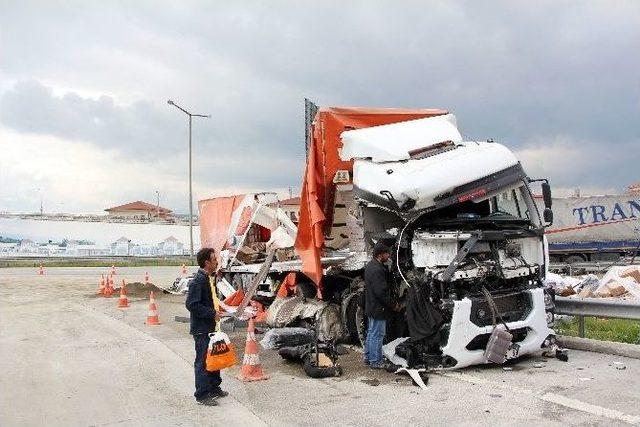 Hurdaya Dönen Araçtan Burnu Kanamadan Kurtuldu