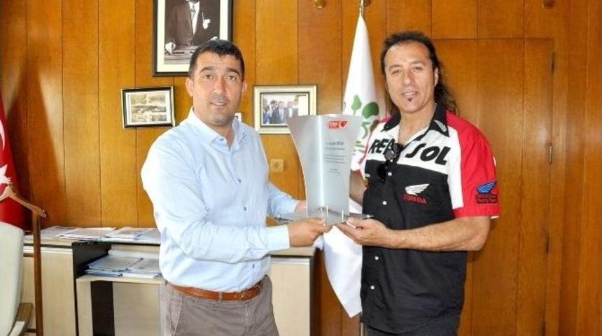 Tmf&rsquo;den Başkan &Ccedil;elik&rsquo;e Plaket