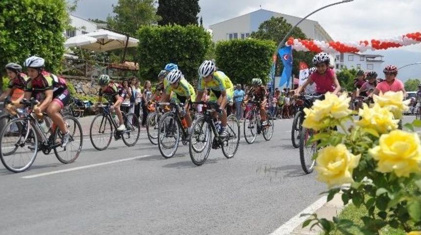 Gen&ccedil; Bisiklet&ccedil;iler Birincilik İ&ccedil;in Yarıştı