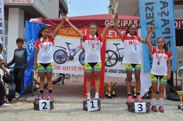 Gen&ccedil; Bisiklet&ccedil;iler Birincilik İ&ccedil;in Yarıştı 1