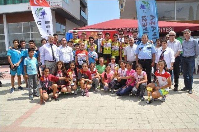 Gen&ccedil; Bisiklet&ccedil;iler Birincilik İ&ccedil;in Yarıştı 2