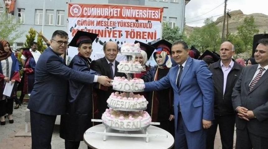 G&uuml;r&uuml;n Meslek Y&uuml;ksekokulu&rsquo;nda Mezuniyet Coşkusu
