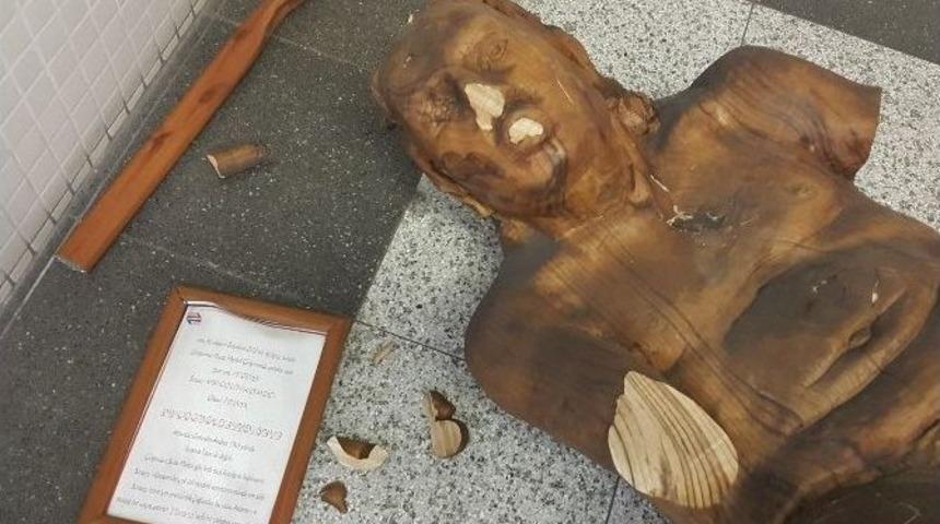 Herkesin Konuştuğu Adam, Heykeli Bakın Neden Par&ccedil;alamış