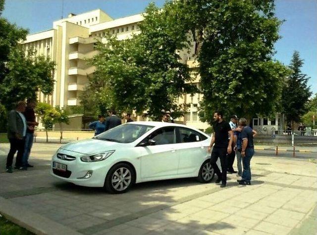 Gaziantep Valiliği Binasının Yanına Bırakılan Araç Polisi Alarma Geçirdi