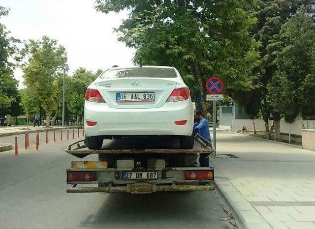 Gaziantep Valiliği Binasının Yanına Bırakılan Araç Polisi Alarma Geçirdi