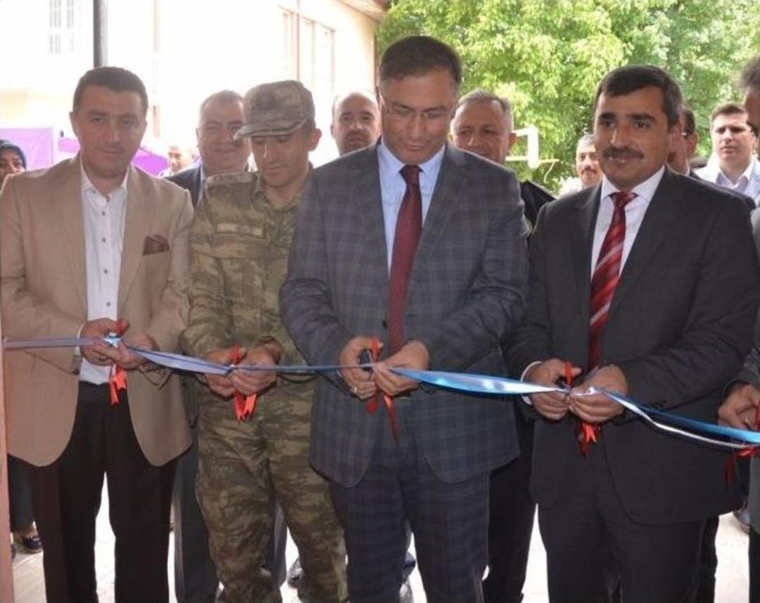 Boz&uuml;y&uuml;k Hem Yıl Sonu Sergisini A&ccedil;tı