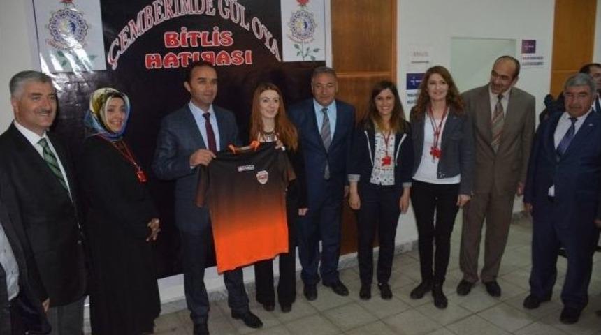 Tatvan&rsquo;da "&ccedil;emberimde G&uuml;l Oya" Proje Sergisi