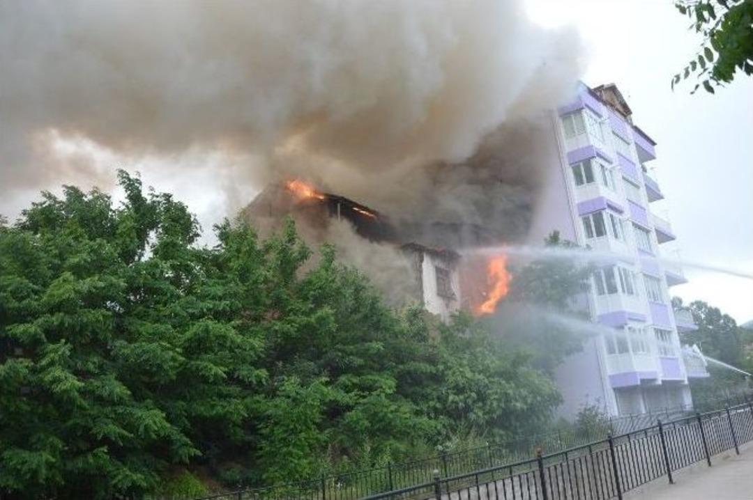 Tokat&rsquo;ta Ahşap Ev Alevlere Teslim Oldu