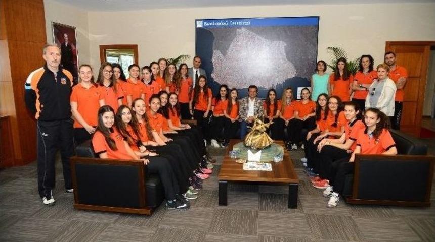 Başkan İmamoğlu, Beylikd&uuml;z&uuml;&rsquo;n&uuml;n Perilerine Turnuvada Başarılar Diledi