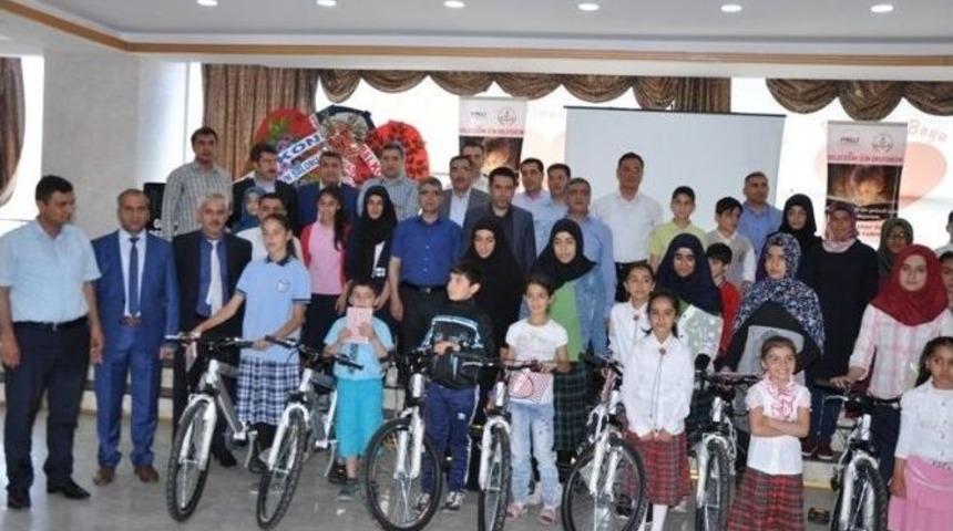 Palu’da En Fazla Kitap Okuyan Öğrencilere Bisiklet Hediye Edildi
