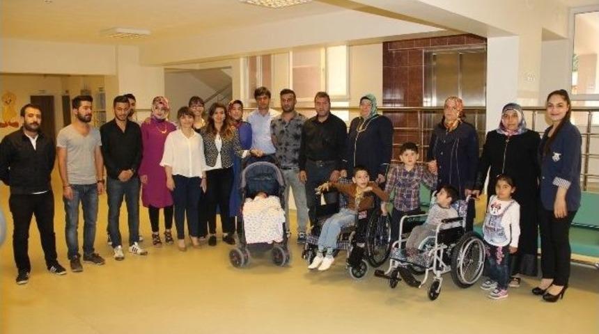 İletişim Fak&uuml;ltesi &Ouml;ğrencilerinden Anlamlı Hediye