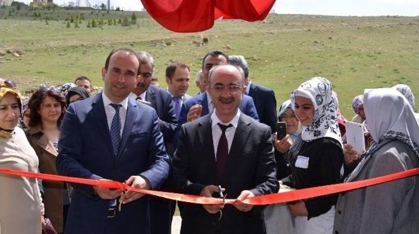 Başkan Gülcüoğlu Güllüce’de Yıl Sonu Sergisinin Açılışını Yaptı