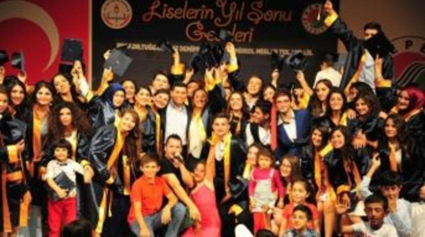 T&uuml;t&uuml;nc&uuml;, Lise Mezuniyet Gecesine Katıldı