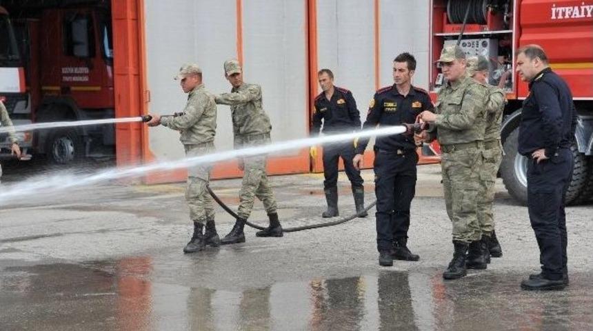 İtfaiyeden Askerlere Uygulamalı Yangın Eğitimi