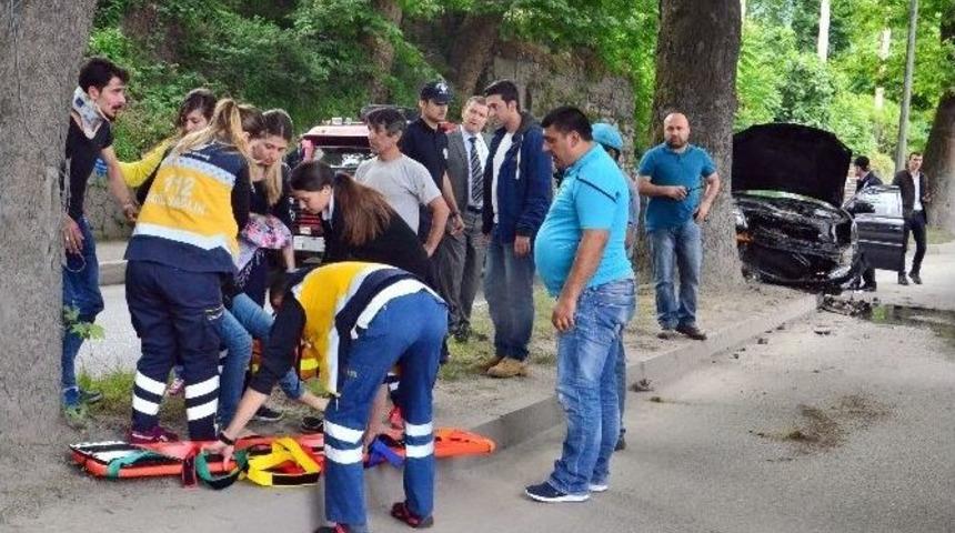 Otomobil Ref&uuml;jdeki Ağaca &Ccedil;arptı: 2 Yaralı
