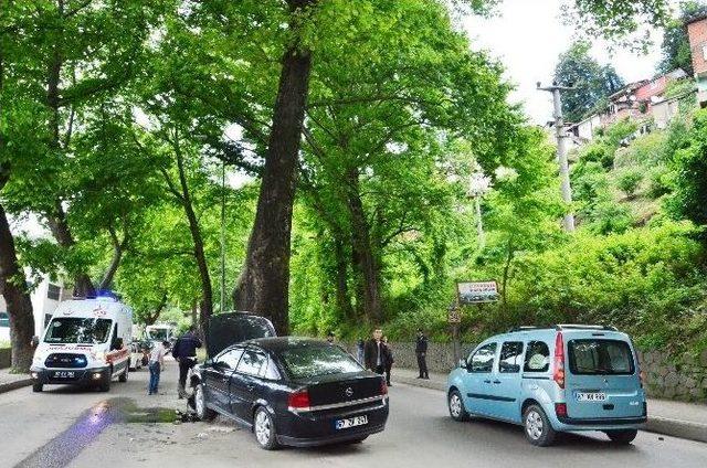 Otomobil Ref&uuml;jdeki Ağaca &Ccedil;arptı: 2 Yaralı 2