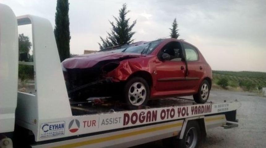 Kahta İl&ccedil;esinde Otomobil Şarampole Yuvarlandı