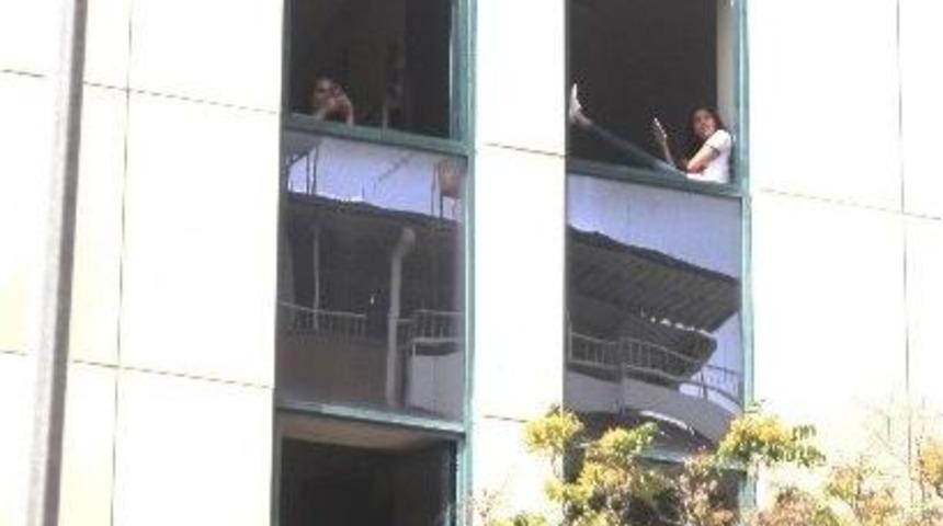 Okul Penceresinde Tehlikeli Telefon Keyfi