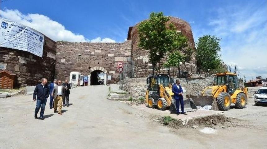 Ankara Kalesi&rsquo;nde Meydan &Ccedil;alışması S&uuml;r&uuml;yor