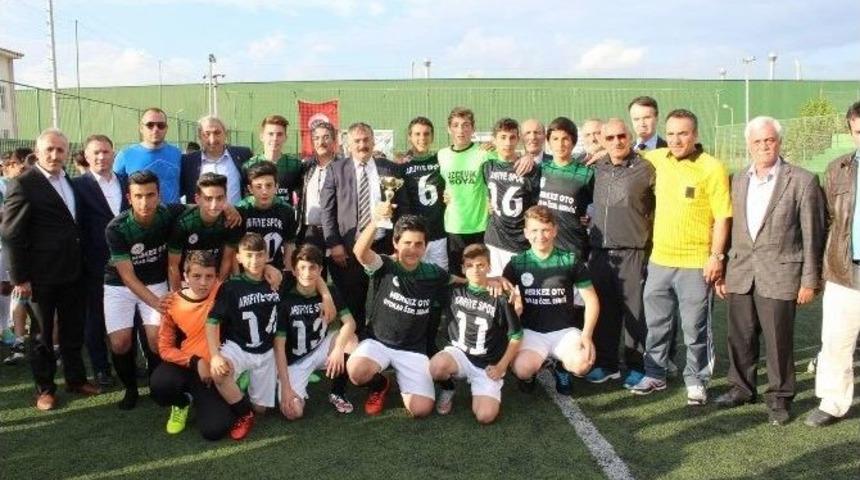 Arifiye Belediyesi Okullar Arası Futbol Turnuvası Bitti